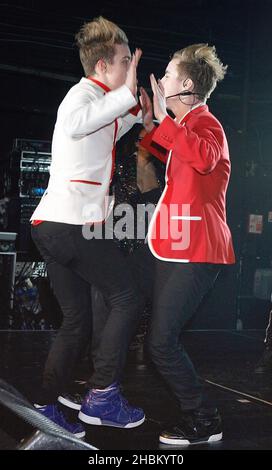 John Grimes und Edward Grimes aka Jedward treten im G-A-Y Heaven in London auf Stockfoto