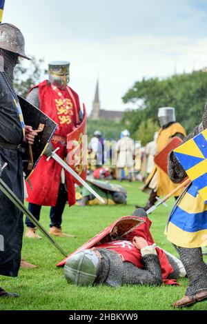 Der gefallene Leichnam von Simon de Montfort bei einer Rekonstruktion der Schlacht von Evesham im Jahr 1265 auf der Kronwiese. Stockfoto