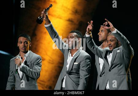 JLS (Aston Merrygold, Oritse Williams, Marvin Humes und JB) während der Brit Awards 2010 im Earls Court, London. Stockfoto