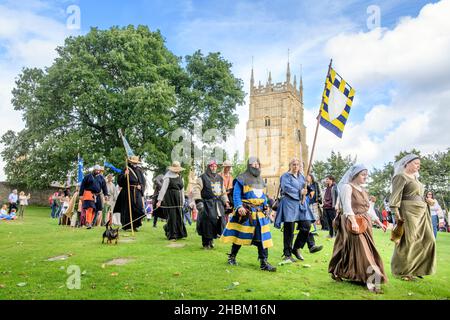 Mittelalterliche Enthusiasten versammeln sich am Abbey Ground, bevor sie später die Schlacht von Evesham nachstellen. Stockfoto