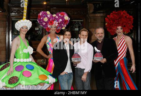 Jason Donovan und die Besetzung von Priscilla Queen of the Desert das Musical feiert am 23. März 2010 ein Jahr im West End. Stockfoto