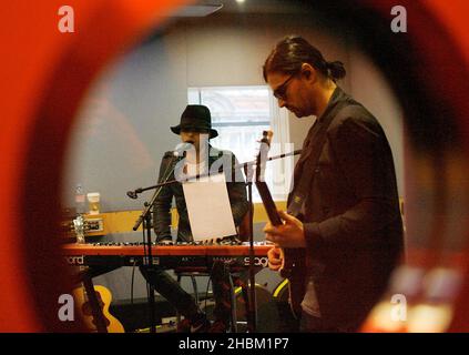 Tomo Milicevic, Jared Leto (r-l) von 30 Sekunden zum Mars bei XFM, London am 29. März 2010. Stockfoto