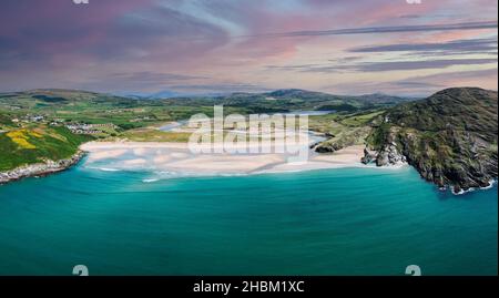 Luftaufnahme von Barleycove Beach, einem sanft geschwungenen goldenen Strand, der aus einer weitläufigen Landschaft zwischen den aufsteigenden grünen Hügeln des beaut besteht Stockfoto