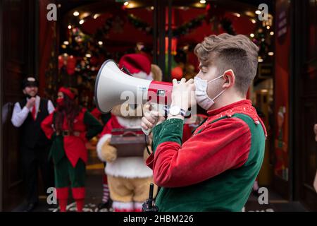 Weihnachtseinkäufer vor dem Hamleys-Spielzeugladen in der Regent Street, während die Omicron-Gehäuse vor den festlichen Feiertagen in London, Großbritannien, weiter spiralförmig sind Stockfoto