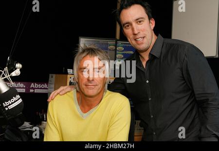 Paul Weller bei einem Interview mit Christian O'Connell bei Absolute Radio, London. Paul Weller startet Absolute Radio Live mit einem exklusiven Gig für nur 20 Hörer am 20,2010. April im Hauptsitz des nationalen Radiosenders in Golden Square, Soho, London. Es ist der Beginn einer vollgepackten Reihe von Live-Veranstaltungen, die Absolute Radio in diesem Jahr übertragen wird, darunter das Isle of Wight Festival, das V Festival und Kings of Leon live aus dem Hyde Park. Stockfoto