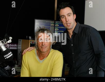 Paul Weller bei einem Interview mit Christian O'Connell bei Absolute Radio, London. Paul Weller startet Absolute Radio Live mit einem exklusiven Gig für nur 20 Hörer am 20,2010. April im Hauptsitz des nationalen Radiosenders in Golden Square, Soho, London. Es ist der Beginn einer vollgepackten Reihe von Live-Veranstaltungen, die Absolute Radio in diesem Jahr übertragen wird, darunter das Isle of Wight Festival, das V Festival und Kings of Leon live aus dem Hyde Park. Stockfoto