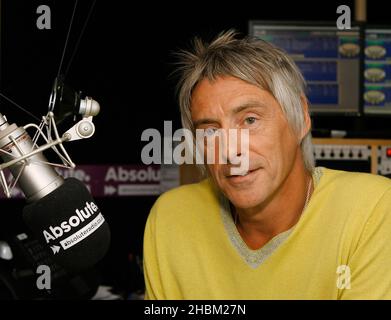 Paul Weller bei einem Interview mit Christian O'Connell bei Absolute Radio, London. Paul Weller startet Absolute Radio Live mit einem exklusiven Gig für nur 20 Hörer am 20,2010. April im Hauptsitz des nationalen Radiosenders in Golden Square, Soho, London. Es ist der Beginn einer vollgepackten Reihe von Live-Veranstaltungen, die Absolute Radio in diesem Jahr übertragen wird, darunter das Isle of Wight Festival, das V Festival und Kings of Leon live aus dem Hyde Park. Stockfoto