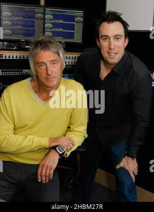 Paul Weller bei einem Interview mit Christian O'Connell bei Absolute Radio, London. Paul Weller startet Absolute Radio Live mit einem exklusiven Gig für nur 20 Hörer am 20,2010. April im Hauptsitz des nationalen Radiosenders in Golden Square, Soho, London. Es ist der Beginn einer vollgepackten Reihe von Live-Veranstaltungen, die Absolute Radio in diesem Jahr übertragen wird, darunter das Isle of Wight Festival, das V Festival und Kings of Leon live aus dem Hyde Park. Stockfoto