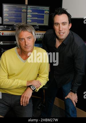 Paul Weller bei einem Interview mit Christian O'Connell bei Absolute Radio, London. Paul Weller startet Absolute Radio Live mit einem exklusiven Gig für nur 20 Hörer am 20,2010. April im Hauptsitz des nationalen Radiosenders in Golden Square, Soho, London. Es ist der Beginn einer vollgepackten Reihe von Live-Veranstaltungen, die Absolute Radio in diesem Jahr übertragen wird, darunter das Isle of Wight Festival, das V Festival und Kings of Leon live aus dem Hyde Park. Stockfoto