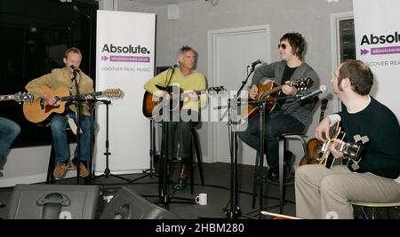 Paul Weller startet Absolute Radio Live mit einem exklusiven Gig für nur 20 Hörer am 20,2010. April im Hauptsitz des nationalen Radiosenders in Golden Square, Soho, London. Es ist der Beginn einer vollgepackten Reihe von Live-Veranstaltungen, die Absolute Radio in diesem Jahr übertragen wird, darunter das Isle of Wight Festival, das V Festival und Kings of Leon live aus dem Hyde Park. Stockfoto