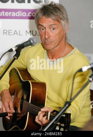 Paul Weller startet Absolute Radio Live mit einem exklusiven Gig für nur 20 Hörer am 20,2010. April im Hauptsitz des nationalen Radiosenders in Golden Square, Soho, London. Es ist der Beginn einer vollgepackten Reihe von Live-Veranstaltungen, die Absolute Radio in diesem Jahr übertragen wird, darunter das Isle of Wight Festival, das V Festival und Kings of Leon live aus dem Hyde Park. Stockfoto