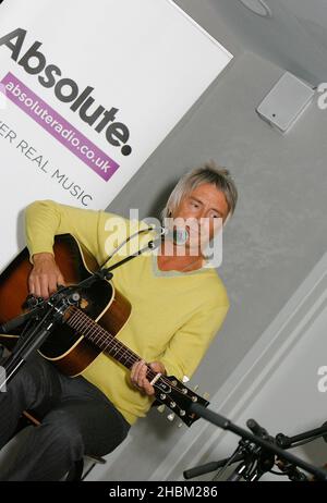 Paul Weller startet Absolute Radio Live mit einem exklusiven Gig für nur 20 Hörer am 20,2010. April im Hauptsitz des nationalen Radiosenders in Golden Square, Soho, London. Es ist der Beginn einer vollgepackten Reihe von Live-Veranstaltungen, die Absolute Radio in diesem Jahr übertragen wird, darunter das Isle of Wight Festival, das V Festival und Kings of Leon live aus dem Hyde Park. Stockfoto