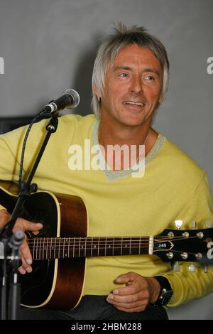 Paul Weller startet Absolute Radio Live mit einem exklusiven Gig für nur 20 Hörer am 20,2010. April im Hauptsitz des nationalen Radiosenders in Golden Square, Soho, London. Es ist der Beginn einer vollgepackten Reihe von Live-Veranstaltungen, die Absolute Radio in diesem Jahr übertragen wird, darunter das Isle of Wight Festival, das V Festival und Kings of Leon live aus dem Hyde Park. Stockfoto