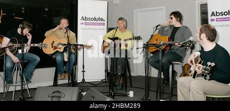 Paul Weller startet Absolute Radio Live mit einem exklusiven Gig für nur 20 Hörer am 20,2010. April im Hauptsitz des nationalen Radiosenders in Golden Square, Soho, London. Es ist der Beginn einer vollgepackten Reihe von Live-Veranstaltungen, die Absolute Radio in diesem Jahr übertragen wird, darunter das Isle of Wight Festival, das V Festival und Kings of Leon live aus dem Hyde Park. Stockfoto