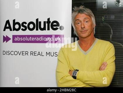 Paul Weller startet Absolute Radio Live mit einem exklusiven Gig für nur 20 Hörer am 20,2010. April im Hauptsitz des nationalen Radiosenders in Golden Square, Soho, London. Es ist der Beginn einer vollgepackten Reihe von Live-Veranstaltungen, die Absolute Radio in diesem Jahr übertragen wird, darunter das Isle of Wight Festival, das V Festival und Kings of Leon live aus dem Hyde Park. Stockfoto