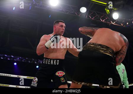 BROVARY, UKRAINE - 18. DEZEMBER 2021 - der ukrainische Schwergewichtsboxer Vladyslav Sirenko (L) kämpft mit seinem Rivalen Andrii Rudenko um den WBC Asian Boxi Stockfoto