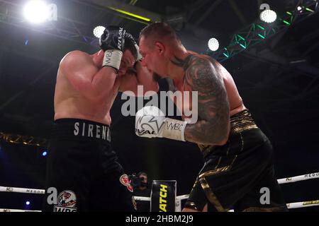 BROVARY, UKRAINE - 18. DEZEMBER 2021 - der ukrainische Schwergewichtsboxer Vladyslav Sirenko (L) kämpft mit seinem Rivalen Andrii Rudenko um den WBC Asian Boxi Stockfoto