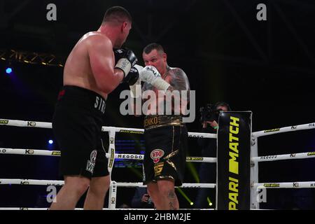 BROVARY, UKRAINE - 18. DEZEMBER 2021 - der ukrainische Schwergewichtsboxer Vladyslav Sirenko (L) kämpft mit seinem Rivalen Andrii Rudenko um den WBC Asian Boxi Stockfoto