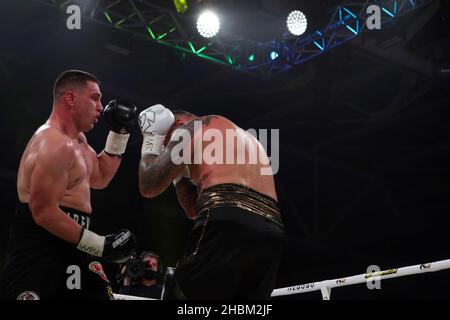 BROVARY, UKRAINE - 18. DEZEMBER 2021 - der ukrainische Schwergewichtsboxer Vladyslav Sirenko (L) kämpft mit seinem Rivalen Andrii Rudenko um den WBC Asian Boxi Stockfoto