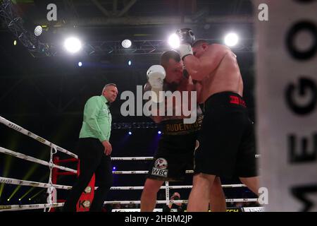 BROVARY, UKRAINE - 18. DEZEMBER 2021 - der ukrainische Schwergewichtsboxer Vladyslav Sirenko (R) konkurriert mit seinem Rivalen Andrii Rudenko um den WBC Asian Boxi Stockfoto