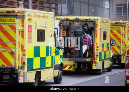 London, Großbritannien. 20th Dez 2021. Ein stetiges Steram von Patrienten, die im Royal London Hospital in Whitechapel ankommen. Die Fälle von Coronavirus steigen weiter an, da die Anzahl der Fälle in der Omnicron-Variante rapide ansteigt. Es gibt auch einen großen Rückstand bei Routineoperationen. Die Regierung wird heute eine Dringlichkeitssitzung des Kabinetts abhalten, um zu entscheiden, ob sie während der Weihnachtszeit weitere Beschränkungen auferlegen müssen, Quelle: Tommy London/Alamy Live News Stockfoto