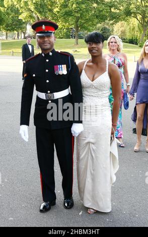 Lance Corporal Johnson Beharry VC kommt beim Caudwell Children Buterfly Ball bei Battersea Evolution, London an. Stockfoto
