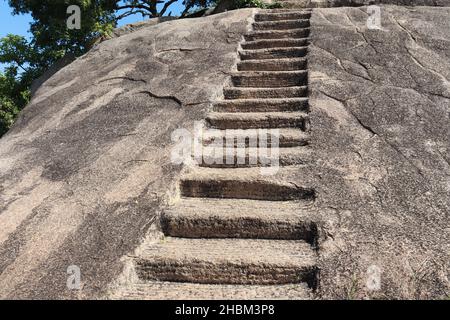 Treppe in den Fels gehauen. Vor der Kulisse von Fels und Natur Stockfoto