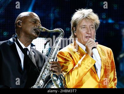 Rod Stewart tritt in der 02 Arena in London auf. Stockfoto