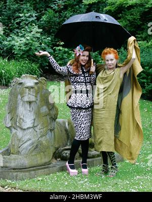 Dame Vivienne Westwood und Paloma Faith bei einer Fotoaktion im Clarence House im Zentrum von London, um „A Garden Party to Make a Difference“ zu starten, eine Initiative des Prinzen von Wales, die Menschen in ganz Großbritannien dabei helfen soll, ein nachhaltigeres Leben zu führen. Stockfoto