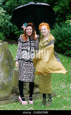 Dame Vivienne Westwood und Paloma Faith bei einer Fotoaktion im Clarence House im Zentrum von London, um „A Garden Party to Make a Difference“ zu starten, eine Initiative des Prinzen von Wales, die Menschen in ganz Großbritannien dabei helfen soll, ein nachhaltigeres Leben zu führen. Stockfoto