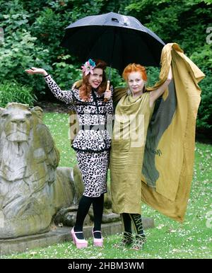 Dame Vivienne Westwood und Paloma Faith bei einer Fotoaktion im Clarence House im Zentrum von London, um „A Garden Party to Make a Difference“ zu starten, eine Initiative des Prinzen von Wales, die Menschen in ganz Großbritannien dabei helfen soll, ein nachhaltigeres Leben zu führen. Stockfoto