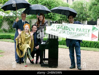 (Von links nach rechts) Roger Saul, Dame Vivienne Westwood, Jools Holland, Paloma Faith und Sanjeev Bhaskar bei einer Fotoaktion im Clarence House im Zentrum von London, um „A Garden Party to make a Difference“ zu starten, eine Initiative des Prince of Wales, die Menschen in ganz Großbritannien dabei helfen soll, ein nachhaltigeres Leben zu führen. Stockfoto