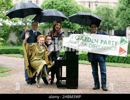 (Von links nach rechts) Roger Saul, Dame Vivienne Westwood, Jools Holland, Paloma Faith und Sanjeev Bhaskar bei einer Fotoaktion im Clarence House im Zentrum von London, um „A Garden Party to make a Difference“ zu starten, eine Initiative des Prince of Wales, die Menschen in ganz Großbritannien dabei helfen soll, ein nachhaltigeres Leben zu führen. Stockfoto