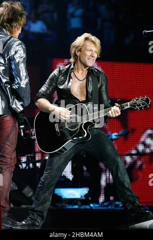Richie Sambora und Jon Bon Jovi treten mit Bon Jovi in der O2 Arena in London auf. Stockfoto