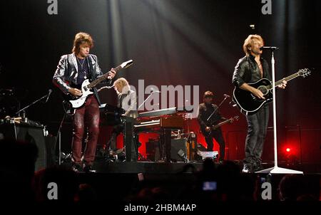 Richie Sambora und Jon Bon Jovi treten mit Bon Jovi in der O2 Arena in London auf. Stockfoto