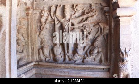 Der Varaha Cave Temple. Alt- Statuen in Felsen geschnitzt. Dies ist eine Funktion in mehreren hinduistischen Schriften. Rock backround Stockfoto