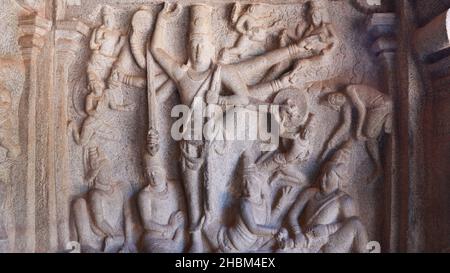 Der Varaha Cave Temple. Alt- Statuen in Felsen geschnitzt. Dies ist eine Funktion in mehreren hinduistischen Schriften. Rock backround Stockfoto