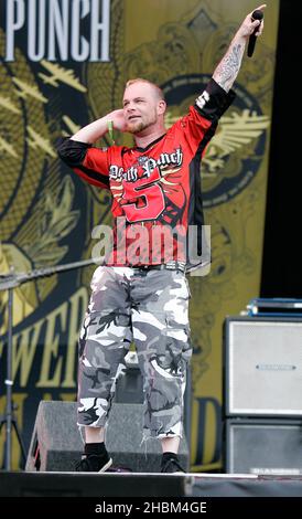 Zoltan Bathory, Gitarrist von Five Finger Death Punch, tritt am 2. Tag beim Download Festival in Castle Donnington, Leicestershire, auf der Bühne auf. Stockfoto