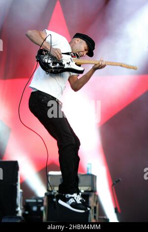 Tom Morello von Rage Against The Machine tritt am 2. Tag beim Download Festival 2010 in Castle Donnington, Leicestershire, auf der Bühne auf. Stockfoto