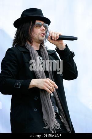 Miles Kennedy of Alterbridge and Creed singt mit Slash, der am 3. Tag beim Download Festival 2010 in Castle Donnington, Leicestershire, auf der Bühne auftrat. Stockfoto