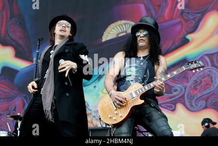 Miles Kennedy of Alterbridge and Creed singt mit Slash, der am 3. Tag beim Download Festival 2010 in Castle Donnington, Leicestershire, auf der Bühne auftrat. Stockfoto