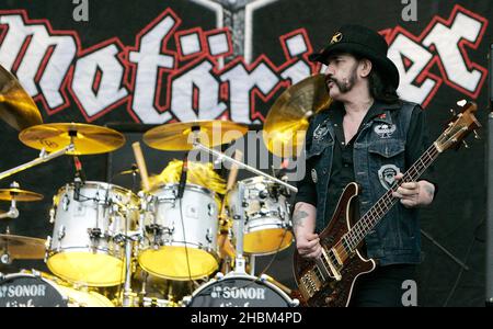 Lemmy Kilminster of Motorhead tritt am 3. Tag beim Download Festival 2010 in Castle Donnington, Leicestershire auf der Bühne auf. Stockfoto