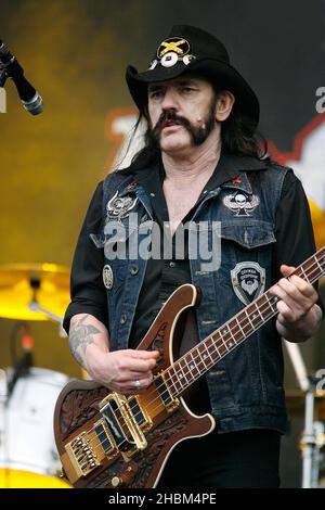 Lemmy Kilminster of Motorhead tritt am 3. Tag beim Download Festival 2010 in Castle Donnington, Leicestershire auf der Bühne auf. Stockfoto