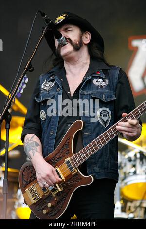 Lemmy Kilminster of Motorhead tritt am 3. Tag beim Download Festival 2010 in Castle Donnington, Leicestershire auf der Bühne auf. Stockfoto