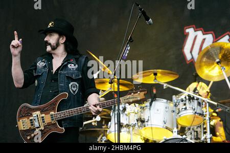 Lemmy Kilminster of Motorhead tritt am 3. Tag beim Download Festival 2010 in Castle Donnington, Leicestershire auf der Bühne auf. Stockfoto