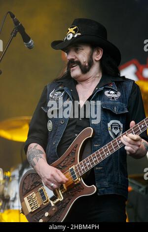 Lemmy Kilminster of Motorhead tritt am 3. Tag beim Download Festival 2010 in Castle Donnington, Leicestershire auf der Bühne auf. Stockfoto