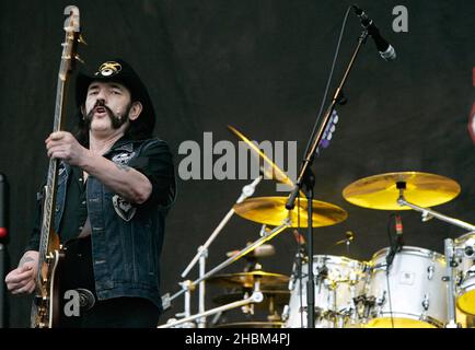 Lemmy Kilminster of Motorhead tritt am 3. Tag beim Download Festival 2010 in Castle Donnington, Leicestershire auf der Bühne auf. Stockfoto