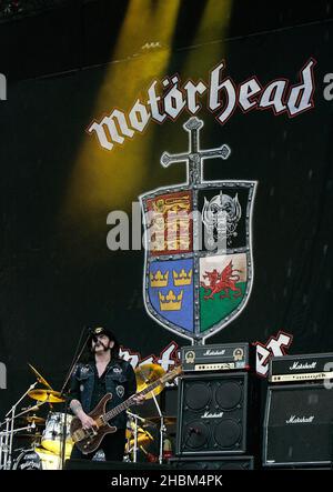 Lemmy Kilminster of Motorhead tritt am 3. Tag beim Download Festival 2010 in Castle Donnington, Leicestershire auf der Bühne auf. Stockfoto