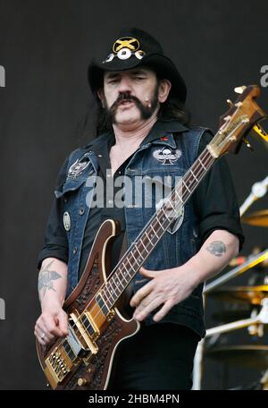 Lemmy Kilminster of Motorhead tritt am 3. Tag beim Download Festival 2010 in Castle Donnington, Leicestershire auf der Bühne auf. Stockfoto