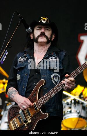 Lemmy Kilminster of Motorhead tritt am 3. Tag beim Download Festival 2010 in Castle Donnington, Leicestershire auf der Bühne auf. Stockfoto